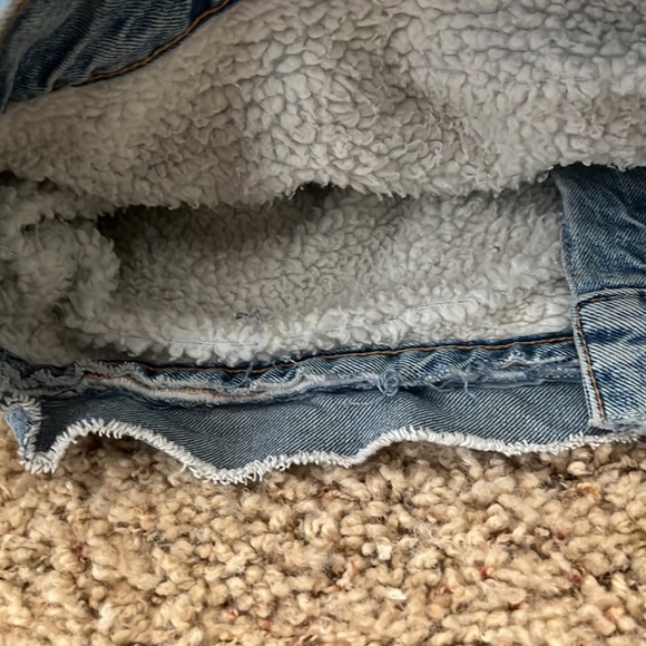 This is an H&M fleece denim jacket light wash! It’s in great condition! - Picture 4 of 4